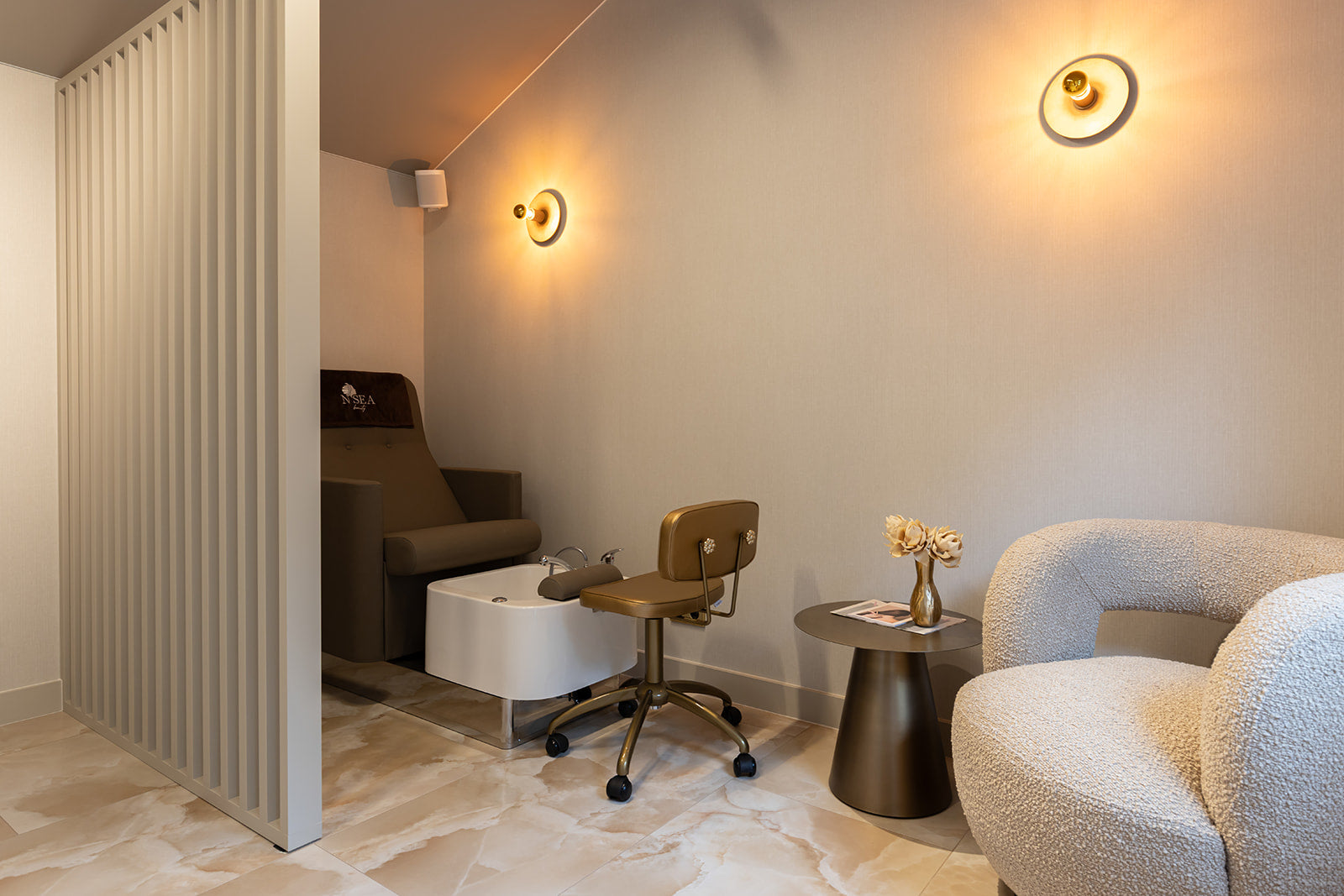 Luxe behandelruimte met voetenbad en comfortabele stoel - speciaal ingericht voor rustgevende Foot Rituals.
