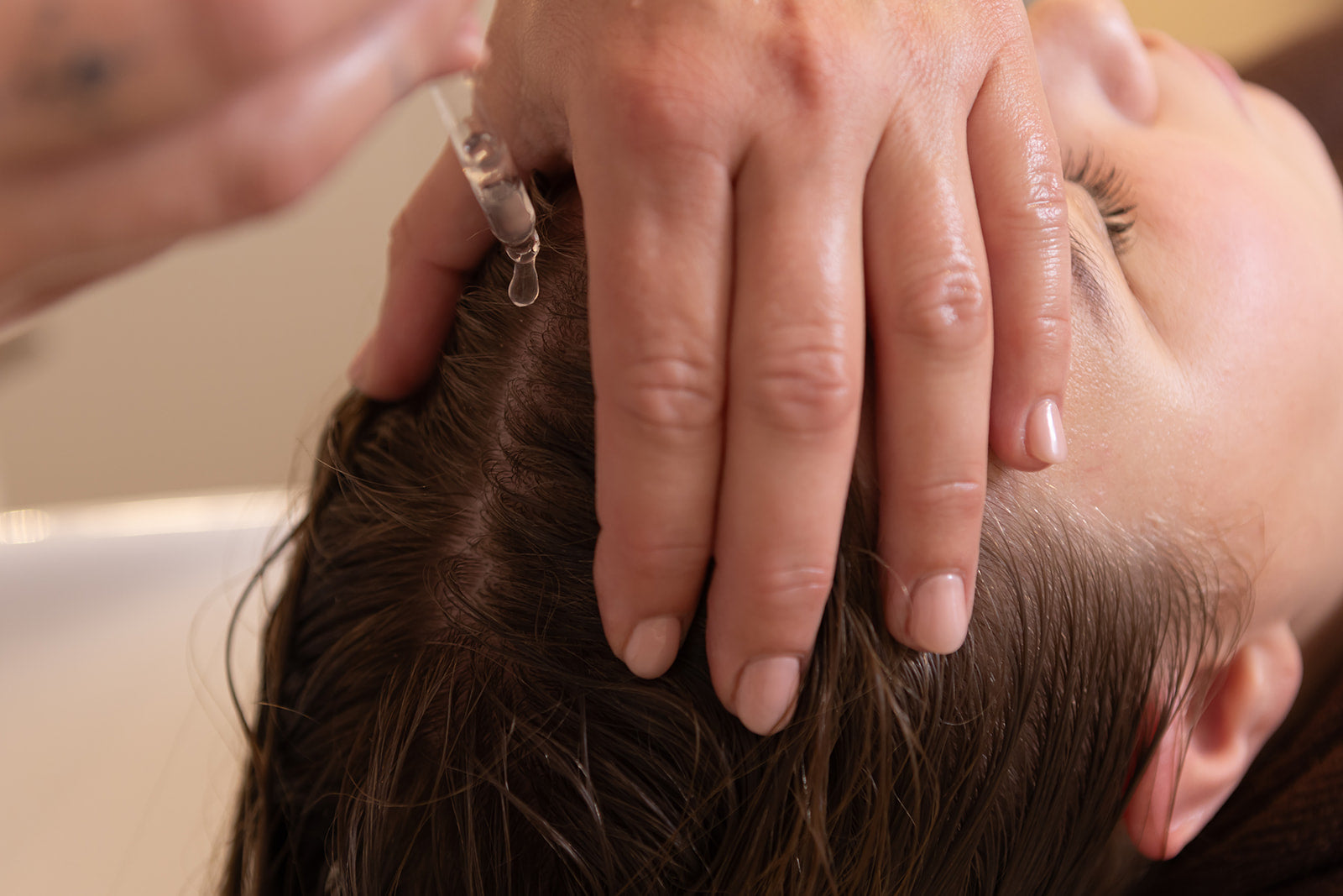 Scalp Therapy behandeling bij NSea Beauty met ontspannende hoofdmassage, gericht op gezonde hoofdhuidverzorging met natuurlijke producten.