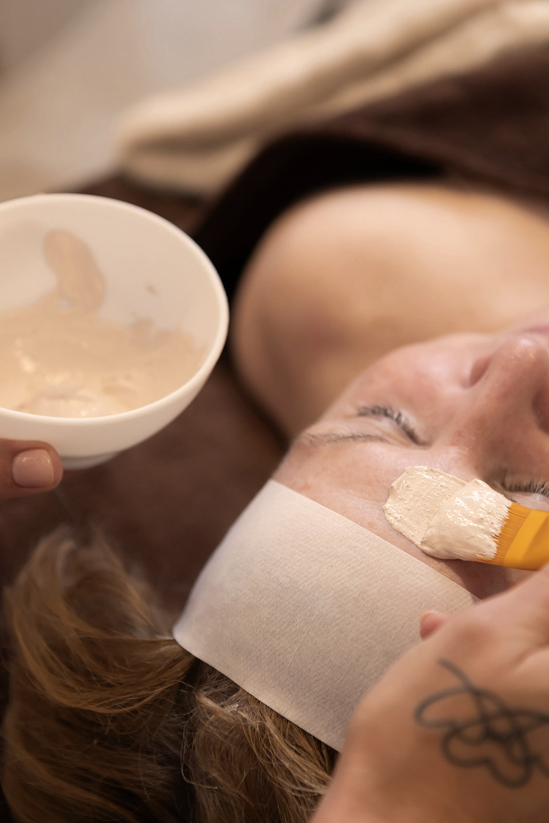 Gezichtsmasker aangebracht tijdens een gezichtsbehandeling bij NSea Beauty