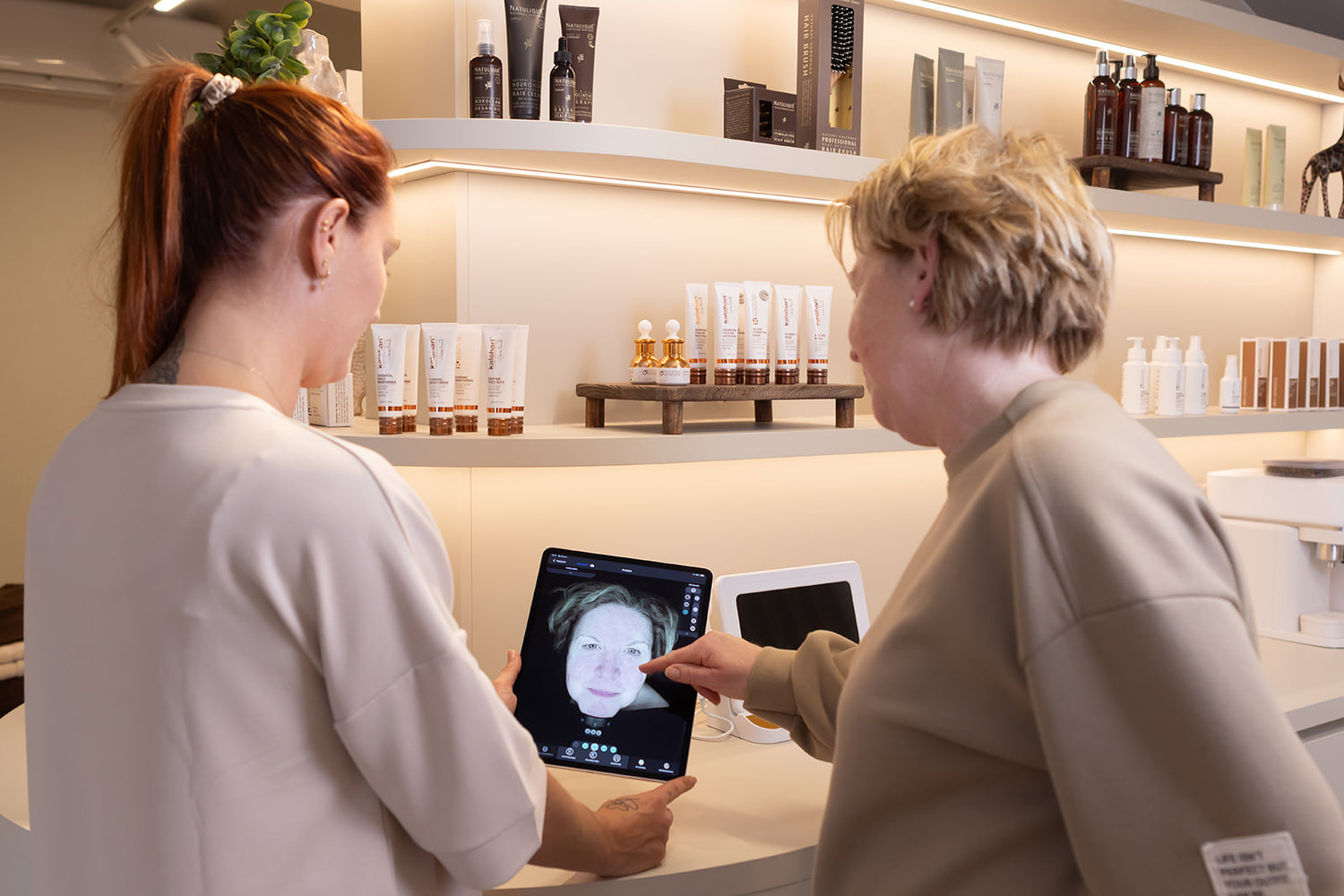 Huidanalyse met de Observ huidscan tijdens een persoonlijk consult bij NSea Beauty